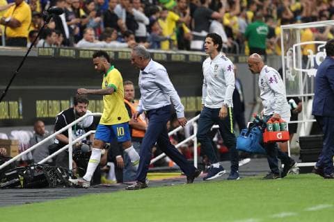 Sport Bilder des Tages (190606) -- BRASILIA, June 6, 2019 (Xinhua) -- Brazil s Neymar (1st L) walks off the pitch after injury during a friendly soccer match between Brazil and Qatar in Brasilia, Brazil, June 5, 2019. (Xinhua Li Ming) (SP)BRAZIL-BRASILIA-SOCCER-BRAZIL VS QATAR-NEYMAR 