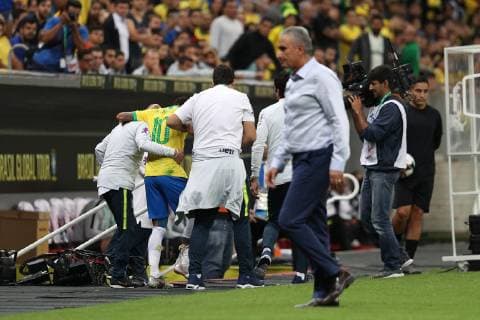 (190606) -- BRASILIA, June 6, 2019 (Xinhua) -- Brazil s Neymar (2nd L) leaves the pitch after injury during a friendly soccer match between Brazil and Qatar in Brasilia, Brazil, June 5, 2019. (Xinhua Li Ming) (SP)BRAZIL-BRASILIA-SOCCER-BRAZIL VS QATAR-NEYMAR 