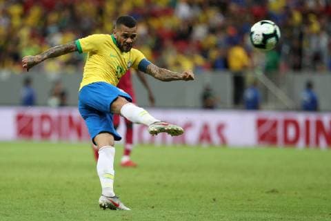 (190606) -- BRASILIA, June 6, 2019 (Xinhua) -- Brazil s Dani Alves shoots during the International Friendly, Länderspiel, Nationalmannschaft match between Brazil and Qatar ahead of the upcoming Copa America football tournament in Brasilia, Brazil, June 5, 2019. Brazil won 2-0. (Xinhua Li Ming) (SP)BRAZIL-BRASILIA-SOCCER-FRIENDLY MATCH-BRAZIL VS. QATAR 