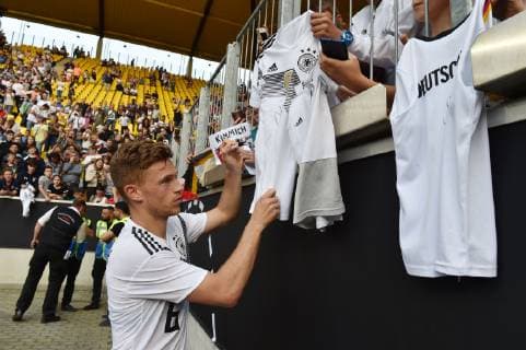 05 06 2019, Football, EM Qualification 2020, DFB Hautnah, Public training and training match of the German national team in Aachen Tivoli Stadium, Joshua Kimmich Germany gives autographs to the fans Team2