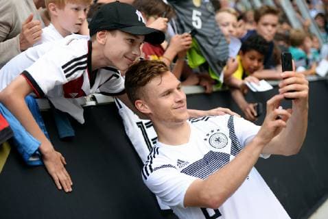 Football, Men, European Championship qualification 2020, DFB Hautnah, Public training of the national team in the stadium Tivoli Aachen Joshua Kimmich GER makes a selfie with a fan