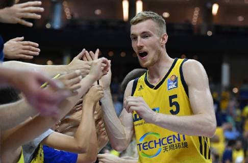 Niels Giffey ALBA , after the game claps the fans from ALBA Berlin EWE Baskets Oldenburg Basketball, easyCredit BBL, German championship, playoff, playoffs, play off, DM playoff, semi-final, 2 game, game 2,men, men, season 2018 2019 Berlin, 5 6 2019 Mercedes Benz Arena