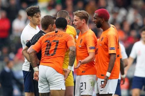 UEFA Nations League 2019 - Semi Final - The Netehrlands v England 06-06-2019: Voetbal: Nederland v Engeland: Guimaraes Semi final UEFA Nations League 2019 Dutch players complaining by the referee Memphis Depay of The Netherlands, Frenkie de Jong of The Netherlands, Ryan Babel of The Netherlands
