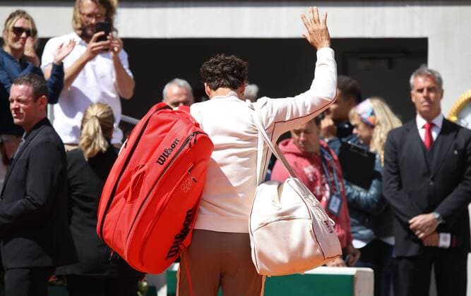 TENNIS - ATP, Tennis Herren French Open 2019 PARIS,FRANCE,07.JUN.19 - TENNIS - ATP World Tour, French Open, Roland Garros, Grand Slam. Image shows the disappointment of Roger Federer (SUI). GEPAxpictures xMatthiasxHauer