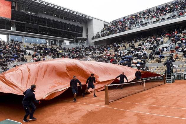 Sport Bilder des Tages French Open, Regenpause Bachage du Court central Philippe Chatrier pour cause de pluie et de tempete de vent TENNIS : Internationaux de France 2019 Roland Garros - village - 07 06 2019 JBAutissier Panoramic 