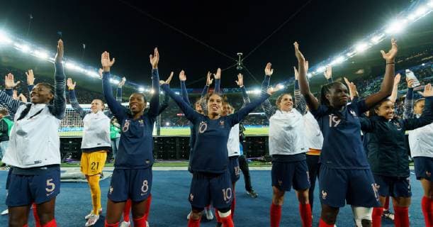 Paris, France 07.06.2019, FIFA Fußball-Weltmeisterschaft 2019 der Frauen, Gruppe A, 1. Spieltag, Frankreich - Suedkorea, die spielerinen von Frankreich jubeln nach dem sieg, ths player s celebrates after winning ( Defodi-01001213194 *** Paris, France 07 06 2019, FIFA Womens Football World Cup 2019, Group A, 1 matchday, France South Korea, the players of France cheer after the victory, ths player s celebrates after winning Defodi 01001213194 Defodi-001