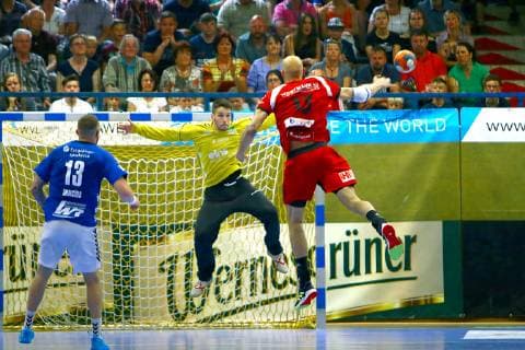 Marko Bagaric Lübbecke overcomes goalkeeper Eric Töpfer Aue Handball 2 Liga 2018 19 EHV Aue TuS Nettelstedt Lübbecke at 8 6 2019 EHV Aue TuS Nettelstedt Lübbecke