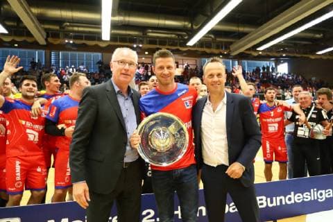 HBL Managing Director Frank Bohmann left and HBL President Uwe Schwenker present Martin Strobel Balingen with the cup of the second league champion TV Grosswallstadt vs HBW Balingen Weilstetten, Handball, 2 Bundesliga, 08 06 2019 TV Grosswallstadt vs HBW Balingen Weilstetten, Handball, 2 Bundesliga, 08 06 2019 Elsenfeld Copyright: xWeissx Eibner-Pressefotox EP_rws