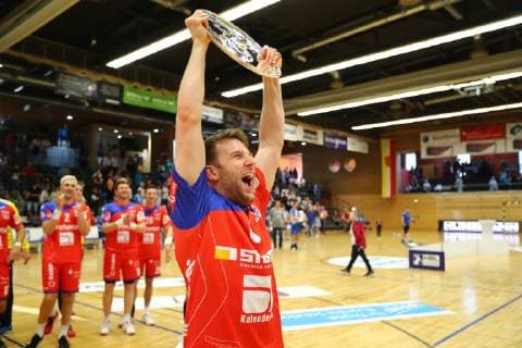 Gregor Thomann Balingen celebrates with the shell of the second league champion TV Grosswallstadt vs HBW Balingen Weilstetten, Handball, 2 Bundesliga, 08 06 2019 TV Grosswallstadt vs HBW Balingen Weilstetten, Handball, 2 Bundesliga, 08 06 2019 Elsenfeld Copyright: xWeissx Eibner-Pressefotox EP_rws
