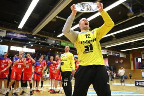 Jonas Baumeister Balingen celebrates with the shell of the second league champion TV Grosswallstadt vs HBW Balingen Weilstetten, Handball, 2 Bundesliga, 08 06 2019 TV Grosswallstadt vs HBW Balingen Weilstetten, Handball, 2 Bundesliga, 08 06 2019 Elsenfeld Copyright: xWeissx Eibner-Pressefotox EP_rws