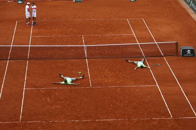 Sport Bilder des Tages French Open, Kevin Krawietz und Andreas Mies gewinnen Herren-Doppel-Finale Deception Jeremy Chardy (FRA) et Fabrice Martin vs joie Andreas Mies (GER) Kevin Krawietz (GER) victorieux TENNIS : Finale Double Messieurs - Internationaux de France 2019 - 08 06 2019 GwendolineLeGoff Panoramic 