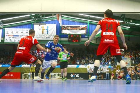 Eric Meinhardt in his last points game for EHV Aue , left Jo Gerrit Genz Lübbecke , right Peter Strosack Lübbecke Handball 2 Liga 2018 19 EHV Aue TuS Nettelstedt Lübbecke at 8 6 2019 EHV Aue TuS Nettelstedt Lübbecke