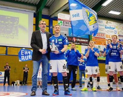 Pre-match tribute for Eric Meinhardt as player of the season in the 2 Bundesliga, who for the first time received a player from EHV Aue The trophy was presented by goalkeeper legend Andreas Thiel left Handball 2 Liga 2018 19 EHV Aue TuS Nettelstedt Lübbecke on 8 6 2019 EHV Aue TuS Nettelstedt Lübbecke