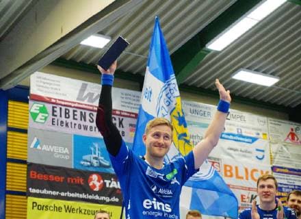 Honour before the match for Eric Meinhardt as player of the season in the 2 Bundesliga, who for the first time received a player from EHV Aue Handball 2 Liga 2018 19 EHV Aue TuS Nettelstedt Lübbecke at 8 6 2019 EHV Aue TuS Nettelstedt Lübbecke