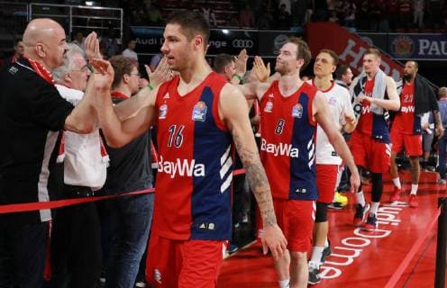 v l Stefan Jovic, Petteri Koponen and Co FCB thank the fans Basketball BBL Playoff FC Bayern Basketball Rasta Vechta 08 06 2019