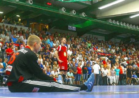 Disappointment about the defeat at goalkeeper Joel Birlehm in his last match for Lübbecke and Marian Orlowski Lübbecke, behind Handball 2 Liga 2018 19 EHV Aue TuS Nettelstedt Lübbecke 28 27 am 8 6 2019 EHV Aue TuS Nettelstedt Lübbecke