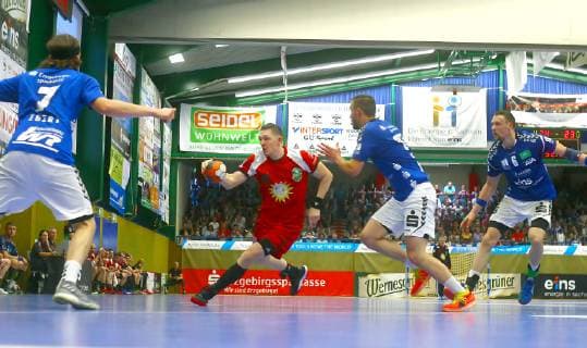 Lukasz Gierak Lübbecke in attack, left Pascal Ebert Aue , right Franz Schauer Aue and Kevin Roch Aue Handball 2 Liga 2018 19 EHV Aue TuS Nettelstedt Lübbecke 28 27 am 8 6 2019 EHV Aue TuS Nettelstedt Lübbecke