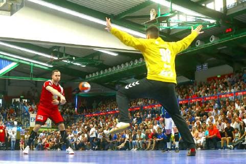 Marian Orlowski Lübbecke Goalkeeper Eric Töpfer Aue Handball 2 Liga 2018 19 EHV Aue TuS Nettelstedt Lübbecke 28 27 am 8 6 2019 EHV Aue TuS Nettelstedt Lübbecke overcomes by seven meters
