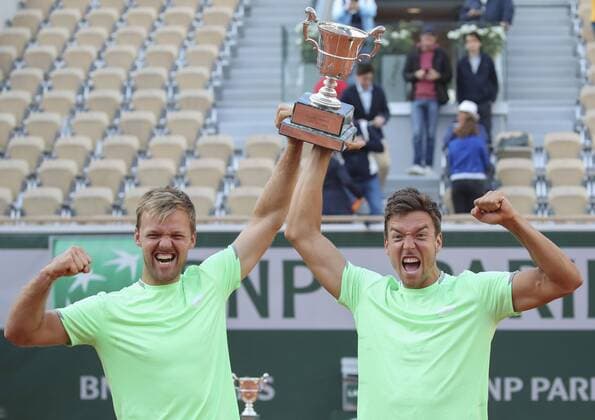 Sport Themen der Woche KW23 Sport Bilder des Tages Andreas Mies und Kevin Krawietz mit dem Pokal,Trophäe, Doppel Finale, Endspiel, Siegerehrung, Praesentation *** Andreas Mies and Kevin Krawietz with cup, trophy, double final, final, award ceremony, presentation Copyright: xJuergenxHasenkopfx