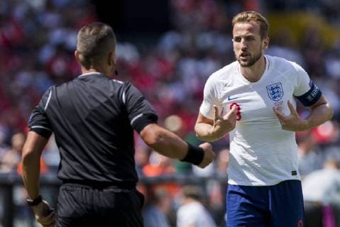 9th June 2019, St& xe1;dio D Afonso Henriques, Porto, Portugal; UEFA Nations League Football 3rd placed final, England versus Switzerland; Harry Kane of ENG reacts when the foull goes the other way  ActionPlus12142621 NikolaxKrstic