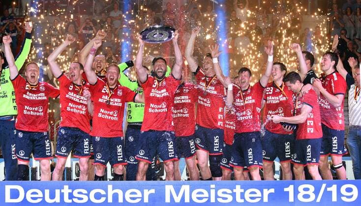 Sport Themen der Woche KW23 Sport Bilder des Tages Handball-Bundesliga: Bergischer HC - SG Flensburg-Handewitt 09.06.2019. Meistermannschaft SG Flensburg-Handewitt mit der Meisterschale. Der Mannschaftskapitän Tobias Karlsson präsentiert die Meisterschale. *** Handball Bundesliga Bergischer HC SG Flensburg Handewitt 09 06 2019 Champion team SG Flensburg Handewitt with the championship bowl Team captain Tobias Karlsson presents the championship bowl HM