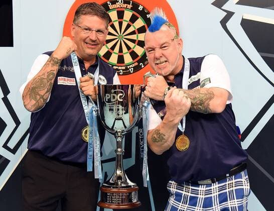 Sport Themen der Woche KW23 Sport Bilder des Tages 09.06.2019, xhbx, Dart PDC World Cup Team WM, emspor, v.l. Gary Anderson (Schottland), Peter Wright (Schottland) Pokal, Siegerehrung Hamburg *** 09 06 2019, xhbx, Dart PDC World Cup Team WM, emspor, v l Gary Anderson Scotland , Peter Wright Scotland Cup, award ceremony Hamburg