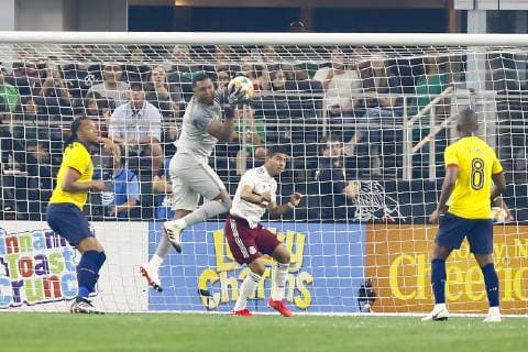 ARLINGTON, TX - JUNE 09: Ecuador goalkeeper Alexander Dom?nguez (1) makes a save over Mexico midfielder Orbelin Pineda (7) during the game on June 09, 2019 at AT&T Stadium in Arlington, Texas. (Photo by Matthew Pearce Icon Sportswire) SOCCER: JUN 09 Mexico v Ecuador Icon1691906092454