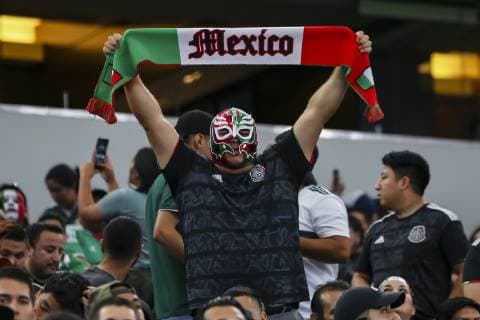 Sport Bilder des Tages ARLINGTON, TX - JUNE 09: Mexico fans cheer for their team during the game on June 09, 2019 at AT&T Stadium in Arlington, Texas. (Photo by Matthew Pearce Icon Sportswire) SOCCER: JUN 09 Mexico v Ecuador Icon1691906091809