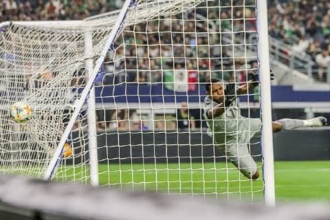 ARLINGTON, TX - JUNE 09: Ecuador goalkeeper Alexander Dom?nguez (1) tries to make a save by Mexico midfielder Luis Montes (10) for a goal during the game on June 09, 2019 at AT&T Stadium in Arlington, Texas. (Photo by Matthew Pearce Icon Sportswire) SOCCER: JUN 09 Mexico v Ecuador Icon1691906092121