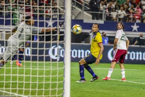ARLINGTON, TX - JUNE 09: Ecuador goalkeeper Alexander Dom?nguez (1) tries to punch a ball away from the goal as Ecuador defender Arturo Mina (2) and Mexico forward Rodolfo Pizarro (20) look on during the game on June 09, 2019 at AT&T Stadium in Arlington, Texas. (Photo by Matthew Pearce Icon Sportswire) SOCCER: JUN 09 Mexico v Ecuador Icon1691906092330