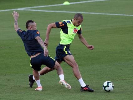 Miranda (R) and Everton (L) are seen during a training session of the national soccer team of Brazil, at Pacaembu stadium in Sao Paulo, Brazil, 10 June 2019. The Copa America 2019 will be played between June 14 and July 7 in Brazil. Brazilian National soccer team training session !ACHTUNG: NUR REDAKTIONELLE NUTZUNG!  Copyright: xPauloxWhitakerx PW14 20190610-636958059784586204