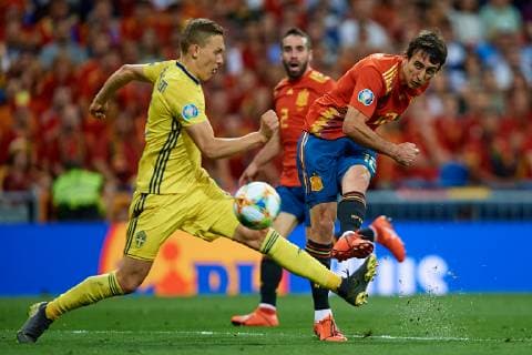 MADRID, SPAIN - JUNE 10: Oyarzabal (R) of Spain kicks the ball to score next to Ludwig Augustinsson of Sweden during the UEFA EURO, EM, Europameisterschaft,Fussball 2020 qualifier match between Spain and Sweden at Santiago Bernabeu on June 10, 2019 in Madrid, Spain. (Photo by David Aliaga) SPO, SOC, FOI  Copyright: xDavidxAliaga