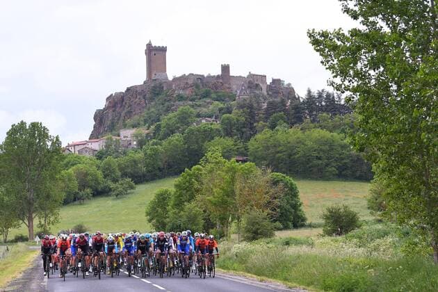 Sport Bilder des Tages illustration picture of the peleton riding through the French landscapes CYCLISME : 71eme edition du Criterium du Dauphine Libere - Le Puy-en-Velay a Riom - 11 06 2019 PhotoNews Panoramic 