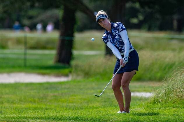 GALLOWAY, NJ - JUNE 09: Sophia Popov of Germany chips a shot on the third hole during the final round of the ShopRite LPGA, Golf Damen Classic on June 9, 2019 at the Stockton Seaview Hotel and Golf Club in Galloway, NJ (Photo by John Jones Icon Sportswire) GOLF: JUN 09 LPGA - ShopRite LPGA Classic Icon19060960