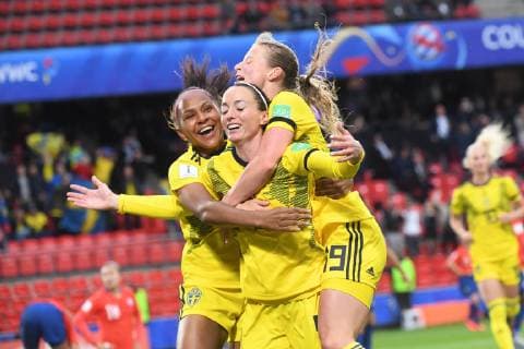 RENNES 2019 06 11 Swedens Kosovare Asllani rejoices after 0 1 and is applauded by the Middle Yanogi and Anna Anvegard during the World Cup match between Chile and Sweden at Roazhon Park arena RENNES FRANCE football x10030x,  Copyright: xJonasxEkströmer TTx FOTBOLLS-VM 2019 CHILE-SWE