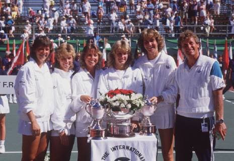 Steffi GRAF becomes 50 years old on 14 June 2019, 12SN FedCup1987SP jpg Tennis Federations Cup 1987 in Vancouver Award ceremony for Team Germany with from left Claudia PORWICK, Silke MEIER, Bettina BUNGE, Steffi GRAF, Claudia KOHDE KILSCH und Coach Klaus HOFSAESS, with cup, landscape format, 15 08 1987 a