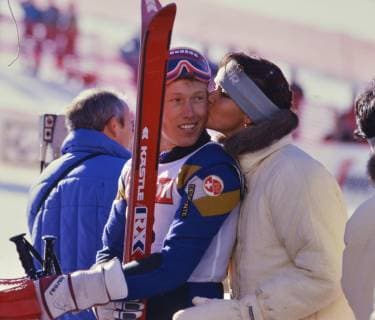 Ski WM 1985, Slalom Herren: Pirmin ZURBRIGGEN (SUI) SKI ALPIN SAISON 84 85 WM 1985 Bormio Slalom Herren 10.02.1985 Pirmin ZURBRIGGEN (SUI li) bekommt ein Kuesschen. Bormio Italien *** Ski WM 1985, Slalom Men Pirmin ZURBRIGGEN SUI SKI ALPIN SAISON 84 85 WM 1985 Bormio Slalom Men 10 02 1985 Pirmin ZURBRIGGEN SUI li gets a kiss Bormio Italy 