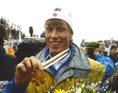 Ski WM 1987, Herren Super G: Pirmin ZURBRIGGEN (SUI) SKI ALPIN SAISON 86 87 WM 1987 Crans Montana Super G Herren 02.02.1987 Pirmin ZURBRIGGEN (SUI) praesentiert seine Goldmedaille. Crans Montana Schweiz *** Ski WM 1987, Men Super G Pirmin ZURBRIGGEN SUI SKI ALPIN SAISON 86 87 WM 1987 Crans Montana Super G Men 02 02 1987 Pirmin ZURBRIGGEN SUI presents his gold medal Crans Montana Switzerland 