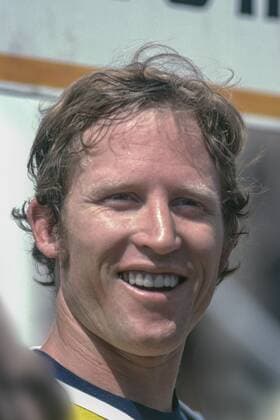 Ken Roberts born 31 12 1951 in California is a former US American motorcycle racer and 500cc world champion of 1978 79 80 already at the age of 12 he started racing in his home country Motorcycle racing the first victory was already claimed in 1967 in the Lodi Cycling Bowl so inspired he took part for the first time in 1974 in a race to the Road World Championship Iin Assen in the 250cc class and was third in 1978 he again entered the Road World Championship this time in the factory team of Yamaha USA and shared it with everyone who wanted to hear it or not hear it wanted him to become world champion so that he quickly got the nickname Großmaul but in fact Roberts became world champion of the 500cc class in 1978 and came in the 250cc class on rank 4 so that he was no longer The Großmaul but the King Eddie was after the season 82 he retired from active sport and in 1984 as the leader of a racing team again on the used machines proved to be not competitive that could not change even the 2006 used son Kenny junior The photo comes from 1978 from the Nürburgring