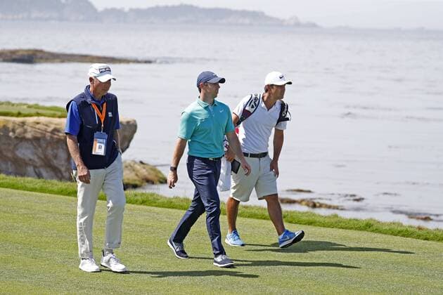 PEBBLE BEACH, CA - JUNE 11: PGA, Golf Herren golfer Rory McIlroy walks the 18th hole with his caddie during a practice round for the 2019 US Open on June 11, 2019, at Pebble Beach Golf Links in Pebble Beach, CA. (Photo by Brian Spurlock Icon Sportswire) GOLF: JUN 11 PGA - US Open Practice Round Icon190611044