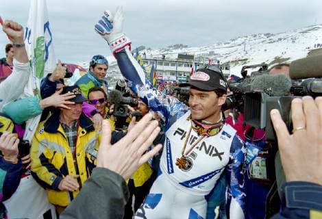 Ski WM 1996, Slalom Herren: Alberto TOMBA (ITA) SKI ALPIN SAISON 95 96 WM 1996 Sierra Nevada Slalom Herren 25.02.1996 Alberto TOMBA (ITA) jubelt im Ziel mit Fans. Sierra Nevada Spanien *** World Ski Championships 1996, Slalom Men Alberto TOMBA ITA SKI ALPIN SAISON 95 96 World Ski Championships 1996 Sierra Nevada Slalom Men 25 02 1996 Alberto TOMBA ITA cheers at the finish with fans Sierra Nevada Spain 