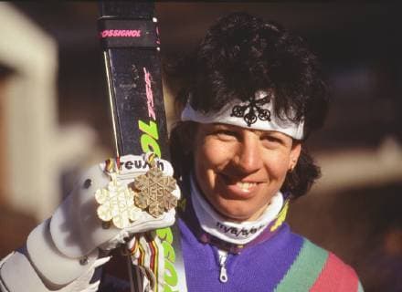 Ski WM 1991, Slalom Damen: Vreni SCHNEIDER (SUI) SKI ALPIN SAISON 90 91 WM 1991 Saalbach-Hinterglemm Slalom Damen 01.02.1991 Vreni SCHNEIDER (SUI) praesentiert stolz ihre Goldmedaille. Saalbach-Hinterglemm Salzburg Oesterreich *** Ski WM 1991, Slalom Women Vreni SCHNEIDER SUI SKI ALPIN SAISON 90 91 WM 1991 Saalbach Hinterglemm Slalom Women 01 02 1991 Vreni SCHNEIDER SUI proudly presents her gold medal Saalbach Hinterglemm Salzburg Austria 