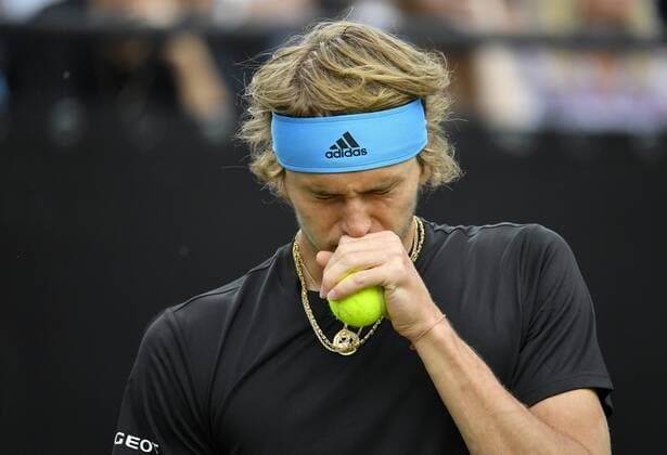 Sport Themen der Woche KW24 Sport Bilder des Tages Alexander Zverev (GER) muss niesen 13.06.2019 Tennis Mercedes Cup Stuttgart 2019 Weißenhof ATP, Tennis Herren 250 08.-16.06.2019 Mercedes Cup Stuttgart 2019 Weißenhof ATP 250 *** Alexander Zverev GER has to sneeze 13 06 2019 Tennis Mercedes Cup Stuttgart 2019 Weißenhof ATP 250 08 16 06 2019 Mercedes Cup Stuttgart 2019 Weißenhof ATP 250