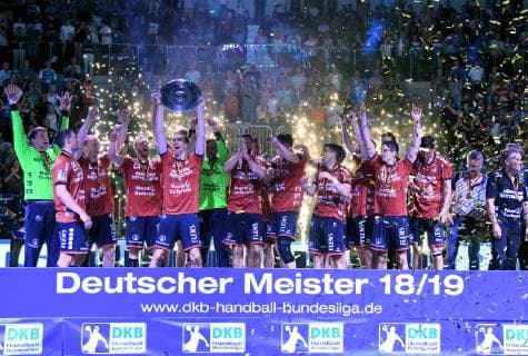 Handball Bundesliga Bergischer HC SG Flensburg Handewitt 09 06 2019 Champion team SG Flensburg Handewitt with the championship bowl Holger Glandorf presents the championship bowl HM