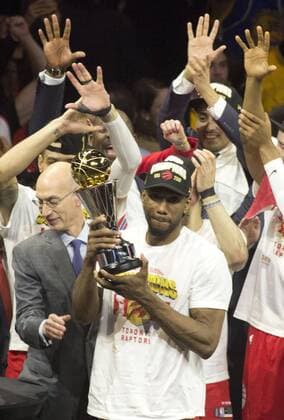 Sport Themen der Woche KW24 Sport Bilder des Tages June 13, 2019 - Oakland, California, USA - OAKLAND, CALIFORNIA - JUNE 13: Kawhi Leonard 2 of the Toronto Raptors hold the Bill Russell MVP Award as he celebrates with his teams win over the Golden State Warriors in Game Six to win the 2019 NBA, Basketball Herren, USA Finals at ORACLE Arena on June 13, 2019 in Oakland, California. US News - June 13, 2019 - ZUMAa60_ 91844007st Copyright: xArmandoxArorizox