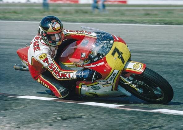 BarrySheene born 11 09 1950 gest 10 03 2003 was a british motorcycle racer he drove for the first time 1970 in the motorcycle world championship a race in Barcelona and occupied 2nd place in the class 125cc 1976 and 1977 he was world champion in the class 500cc with a Suzuli RG500 total he started 102x in the world championship he achieved 23 Victories 19 pole 20 fastest laps in the most watched class 599cc he started 87maql to 19 victories 18 fastest laps and 2 World Championship titles he was considered a party lion and stood out by spectacular driving style because he hung more next to the bike than died of it in 2003 in his adopted home Australia a cancer sufferer