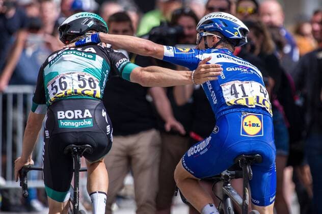 Julian Alaphilippe FRA Deceuninck Quick Step wins the 6 stage of the Criterium du Dauphine 2019 by millimeter against Gregor Muehlberger Mühlberger AUT BORA hansgrohe Finish Finish Sprint Finish Finish Final Sprint Jubilation Joy Luck Emotion Emotions Mimic Mimic Gestic Gestic Action Racing Scene Landscape cross horizontal Event Event 71 Criterium du Dauphine 6 Stage 6 Saint Vulbas to Saint Michel de Maurienne 229 km Place Location Saint Michel de Maurienne Region Region Auvergne Rhone Alpes Land Country France France Date 14 06 2019 Cycling 71 Criterium du Dauphine 6 Stage 14 06 2019
