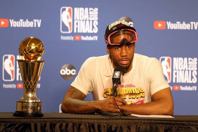 OAKLAND, CA - JUNE 13: Kawhi Leonard of the Toronto Raptors appears with the Bill Russell NBA, Basketball Herren, USA Finals MVP trophy following the conclusion of Toronto s 114-110 win over the Golden State Warriors in Game 6 of the 2019 NBA Finals on June 13, 2019 at Oracle Arena in Oakland, CA. (Photo by Daniel Gluskoter Icon Sportswire) NBA: JUN 13 Finals Game 6 - Raptors at Warriors Icon4642023