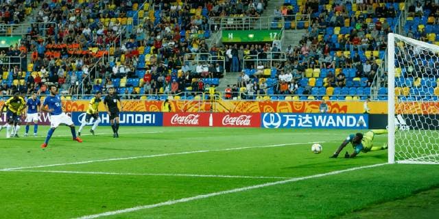 Gdynia, Poland, 14 06 2019, FIFA U 20 World Cup Poland 2019, Match for 3rd place, Italy Ecuador, Goalkeeper Moises Ramirez ECU holds the elmeter of Marco Olivieri ITA Defodi 01048 181414 Defodi-048
