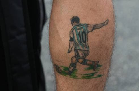 Fußball, Copa America, Argentinien - Kolumbien, Fans vor dem Spiel Argentina vs Colombia SALVADOR, BA - 15.06.2019: ARGENTINA VS COLOMBIA - A fan with a tattoo of Messi on his right leg, before the match between Argentina and Colombia, valid for the 2019 Copa America group stage, held this Saturday (15th) at the Fonte Nova Arena in Salvador, Bahia, Brazil. (Photo: Tiago Caldas Fotoarena) x1748134x  TiagoxCaldas